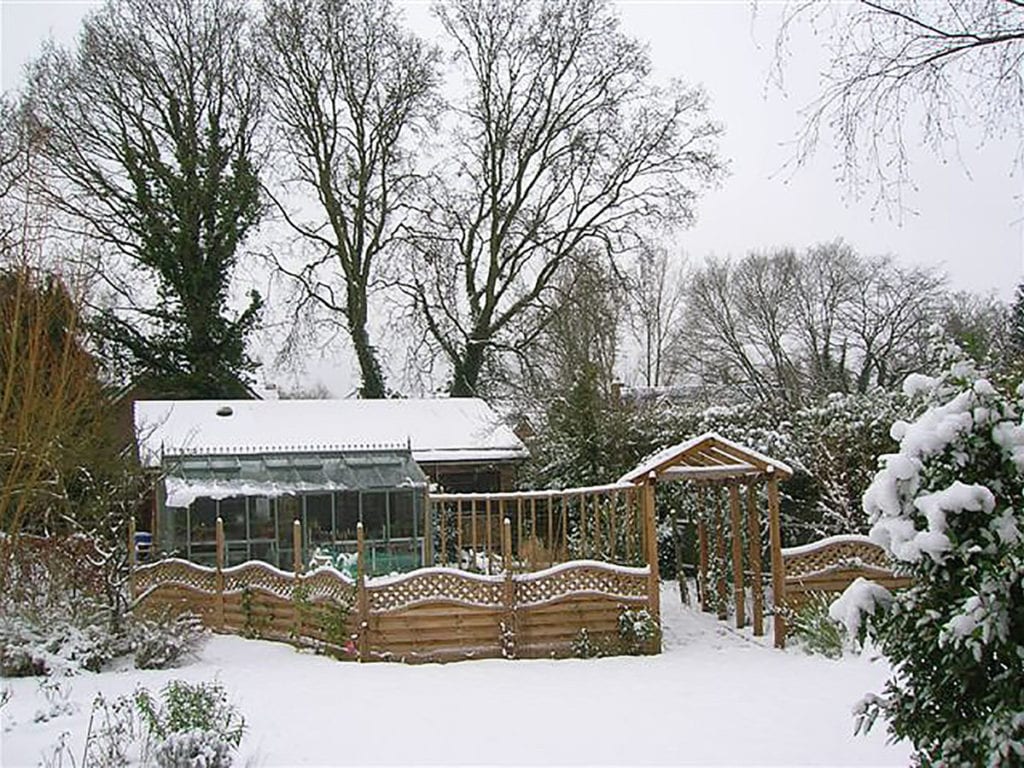 Aluminium greenhouse in the snow